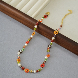 Collier bohème tressé à la main en perles Miyuki colorées avec motif floral et fermoir