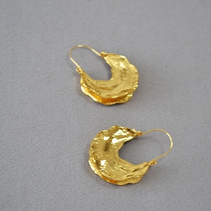 Vintage gold-plated fan-shaped earrings with irregular lava texture and long hooks