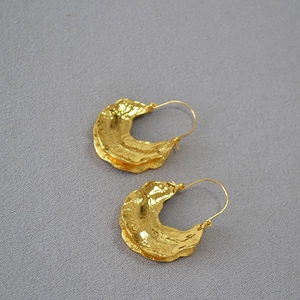 Retro gold plated lava texture fan-shaped irregular earrings with hammered metal design