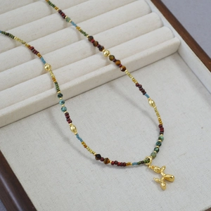 Collier de perles colorées avec pendentif chien ballon doré et pierres naturelles