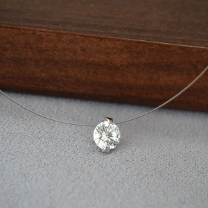 Collier invisible avec pendentif en zircone cubique flottante sur fil de pêche transparent