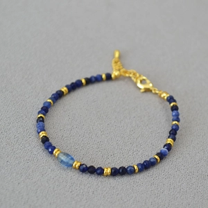 Collana di perle in sodalite sfaccettata con pietra cianite e distanziatori dorati