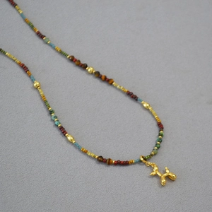Collier de perles artistiques avec pendentif chien ballon doré et perles colorées