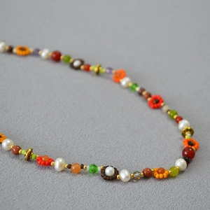Détail du collier bohème fait main avec perles multicolores et motifs floraux élégants