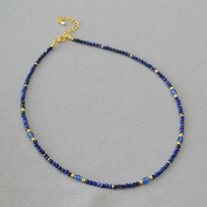 Dettaglio macro della collana di perline di sodalite blu con distanziatori e chiusura dorati