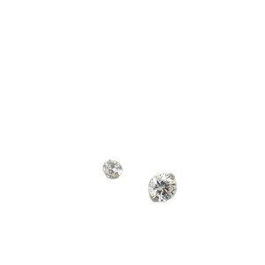 Boucles d'oreilles minimalistes en argent avec zircons brillants et monture à quatre griffes