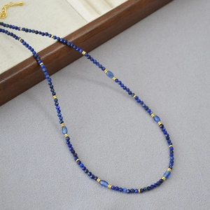 Dettaglio della collana di perle in lapislazzuli blu con distanziali e chiusura oro