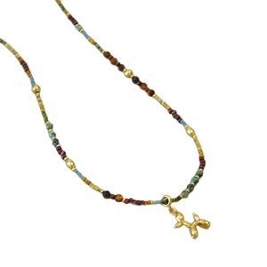 Collier artisanal en perles multicolores avec pendentif chien ballon doré sur fond blanc