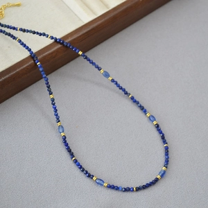 Collana con perle di lapislazzuli sfaccettate e dettagli in metallo dorato