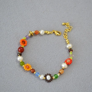 Détail du collier en perles Miyuki colorées avec fleurs faites main et fermoir doré
