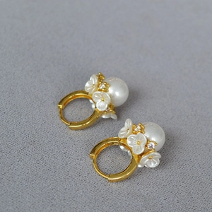 Boucles d'Oreilles Créoles Huggie en Laiton Plaqué Or Fleurs Blanches et Künstliche Perles de Culture Zircone Strass Pour Femmes Bijoux Élégants Quotidienne