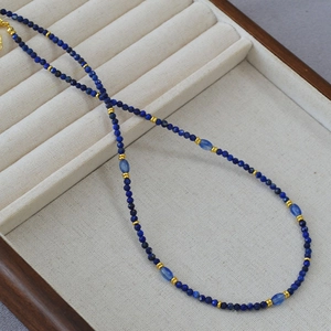 Collana di perle di lapislazzuli con distanziatori dorati su vassoio velluto