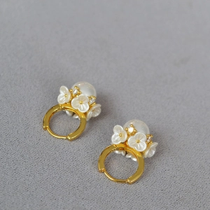 Boucles d'oreilles élégantes en laiton doré avec fleurs blanches, zircon et perle