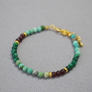 Détail du collier de perles en malachite et turquoise avec fermoir doré élégant