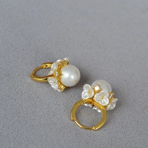 Boucles d'oreilles créoles fleurs dorées avec perles blanches et zircons brillants