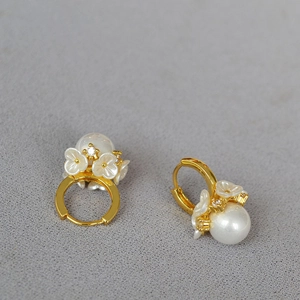 Élégantes boucles d'oreilles fleurs dorées avec perles blanches et zircons brillants