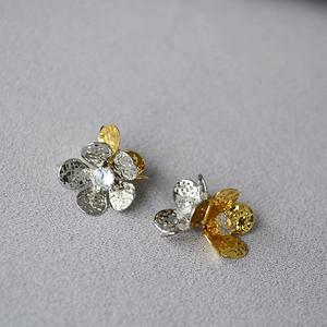 Détails des boucles d'oreilles fleurs avec texture martelée et pierre de zircon centrale
