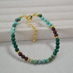 Collier en malachite grenat et turquoise avec fermoir mousqueton doré et chaîne ajustable