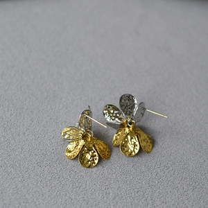 Boucles d'oreilles fleurs martelées minimalistes en bicolore or et argent brillant