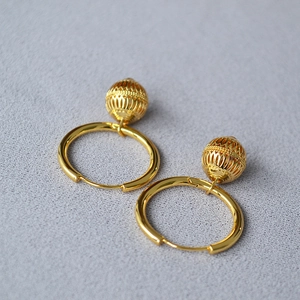 Boucles d'oreilles créoles vintage à pendentif lanterne ajourée plaqué or 18 carats