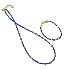 Set collana e bracciale in perle di lapislazzuli con dettagli dorati su fondo bianco