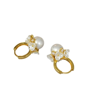 Boucles d'oreilles dorées avec fleurs blanches, zircons et une grande perle blanche