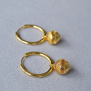 Boucles d'oreilles lanternes vintage en laiton plaqué or avec un design créole chic