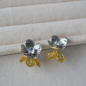 Boucles d'oreilles fleurs bicolores avec texture martelée et zircon brillant pour femmes