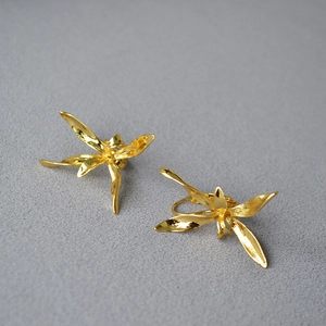 Elegant gold iris flower earrings with irregular long petals in a modern Chinese style