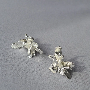 Boucles d'oreilles fleurs argentées irrégulières avec texture de métal liquide pur