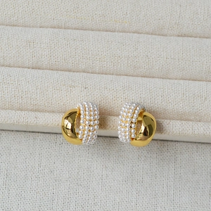 Elegante vergoldete Doppel-C Ohrstecker mit mehrreihigem Perlenbesatz für Damen