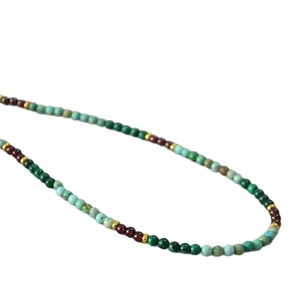 Collier en perles de malachite turquoise et grenat avec des séparateurs dorés