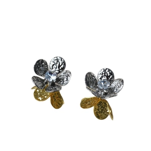 Boucles d'oreilles fleurs bicolores élégantes avec zircon brillant et métal martelé