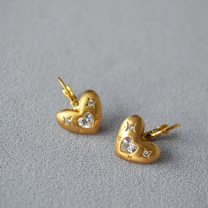 Boucles d'oreilles cœur en or mat avec zircon étincelant et finition texturée en 3D