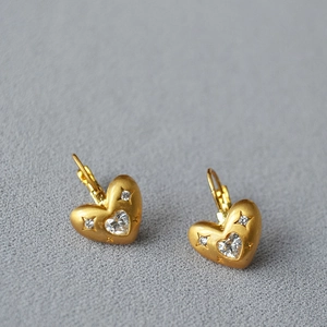 Boucles d'oreilles cœur en or brossé avec zircons étoilés et crochets français