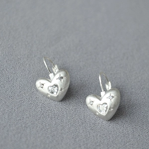 Boucles d'oreilles cœur en argent brossé avec zircons étoilés et attaches à crochet