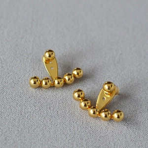 Pendientes minimalistas de latón bañado en oro de 18 quilates con aguja de plata 925