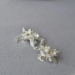 Boucles d'oreilles fleurs irrégulières en métal liquide avec une finition argentée polie