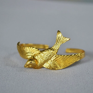 Vintage Brass Gold Plated Lifelike 3D Swallow Bird Open Adjustable Cuff Bracelet For Women Elegant Animal Theme Jewelry Gift