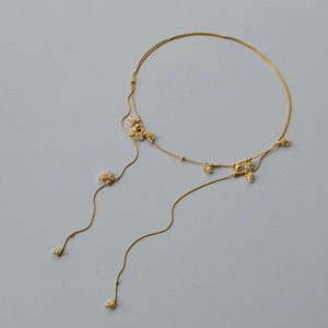 Collana a doppio strato con fiori dorati nappa in zircone e catena lunga stile francese