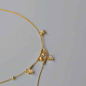 Collana a doppio strato dorata design francese con fiori di cristallo e zirconi fini