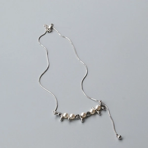 Dettaglio della collana di perle vintage con catena a serpente regolabile e pezzi d'argento