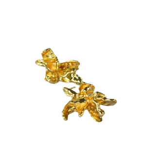 Boucles d'oreilles fleurs dorées irrégulières au design sculptural et artistique