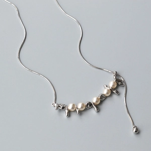 Collana retrò in argento con perle bianche e ciondoli in metallo irregolari