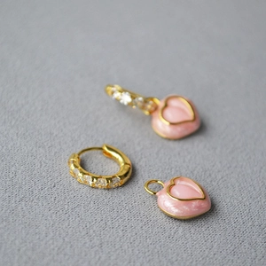 Boucles d'oreilles cœur en émail rose et créoles dorées serties de zircons brillants