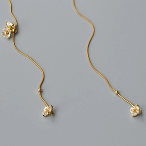 Collana doppia dorata con fiori in zircone e catena a serpente dal design elegante