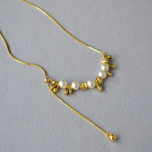 Collana vintage a catena snake dorata con perle irregolari e perle bianche