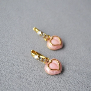 Boucles d'oreilles cœur rose émaillé avec bordure dorée et zircons brillants