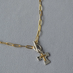 Collier chaîne trombone bicolore avec pendentif croix vintage or et argent et fermoir OT