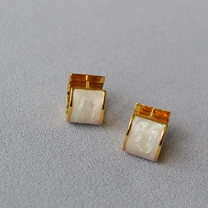 Boucles d oreilles créoles en laiton doré avec incrustation d émail nacré blanc